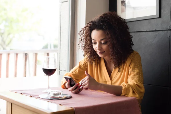 レストランでのスマート フォンを持つ女性 — ストック写真