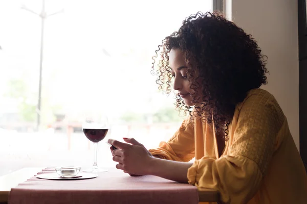 Frau mit Smartphone in Restaurant — Stockfoto
