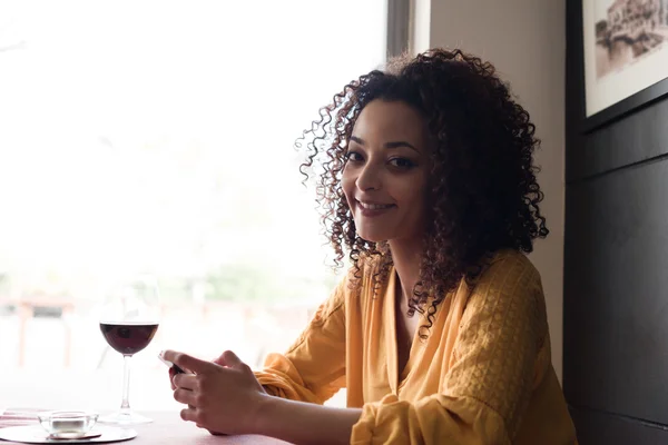 Femme avec smartphone au restaurant — Photo