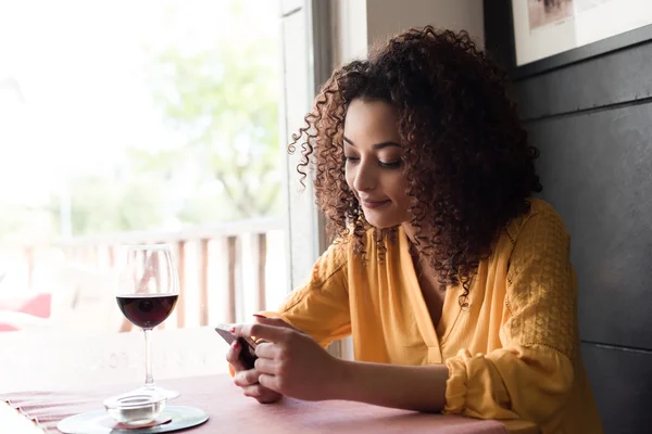 Mulher com smartphone no restaurante — Fotografia de Stock