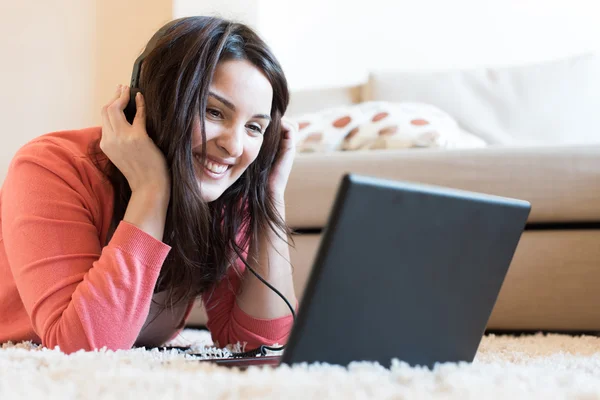 Mulher usando fones de ouvido — Fotografia de Stock