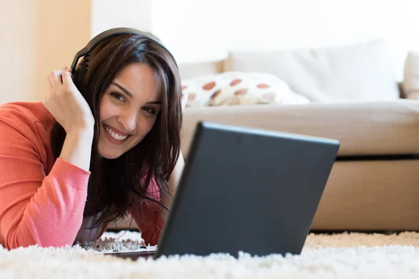 Mulher usando fones de ouvido — Fotografia de Stock