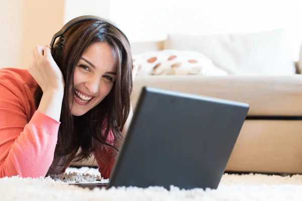 Mulher usando fones de ouvido — Fotografia de Stock