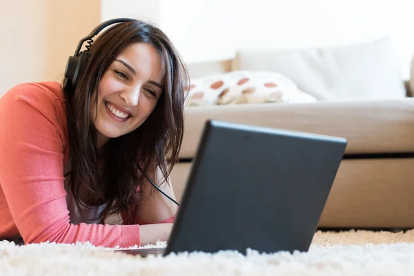 Vrouw met een koptelefoon — Stockfoto