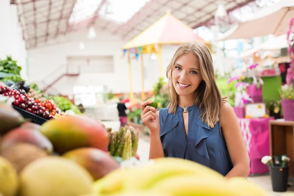 Kvinna shopping frukter — Stockfoto