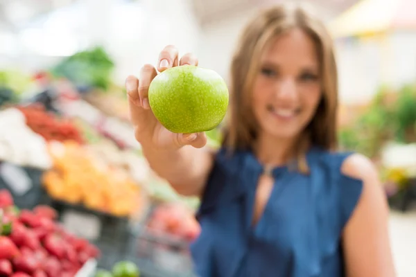 Женщина покупки фруктов — стоковое фото
