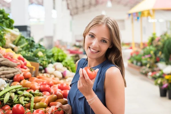 Mujer comprando frutas Fotos De Stock Sin Royalties Gratis