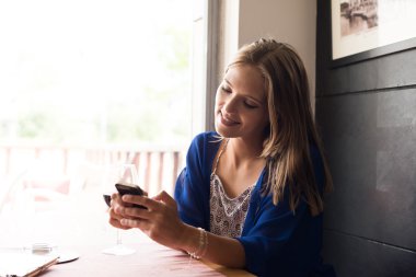 Akıllı telefon kullanan kadın