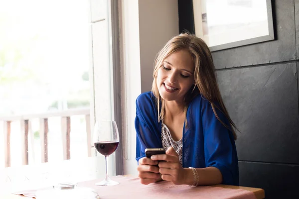 Frau nutzt Smartphone — Stockfoto