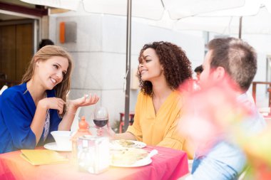 Dışarıda arkadaşlarım coffee shop