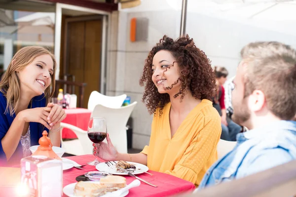 Amigos afuera en la cafetería — Foto de Stock