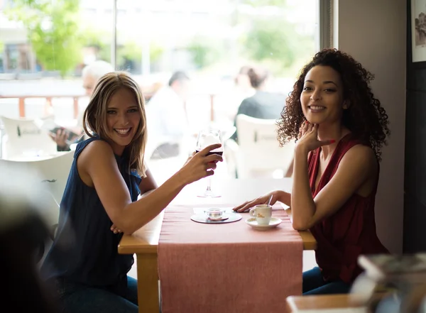 コーヒー ショップのテーブルで女性 — ストック写真