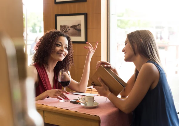 喫茶店のテーブルで女性 — ストック写真