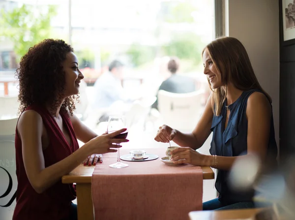 Femme à la table du café — Photo