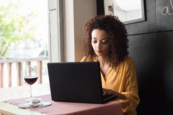 Donna utilizzando il computer portatile — Foto Stock