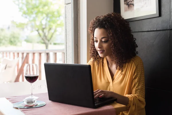 Vrouw met laptop — Stockfoto