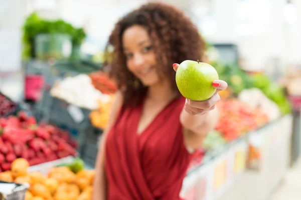 Meyve alışveriş kadın — Stok fotoğraf