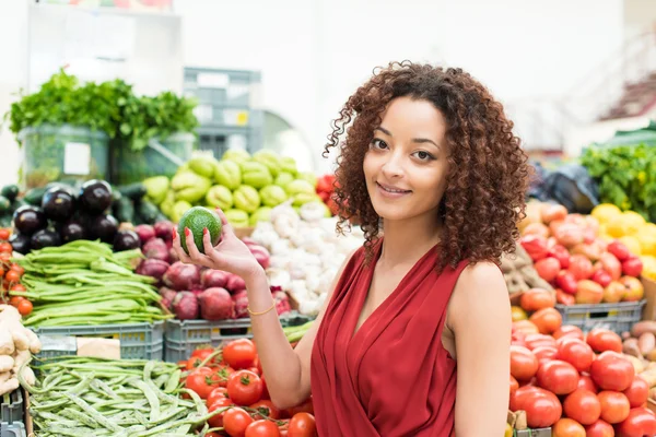 Kvinna shopping frukter — Stockfoto