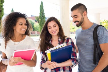 Grup öğrenci kampus içinde