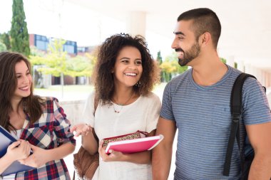 Grup öğrenci kampus içinde