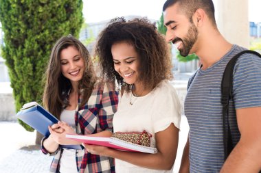 Grup öğrenci kampus içinde