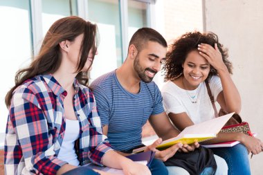 Öğrenciler notları paylaşma