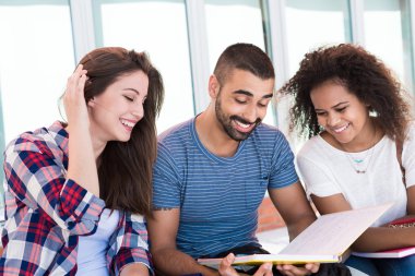 Öğrenciler notları paylaşma