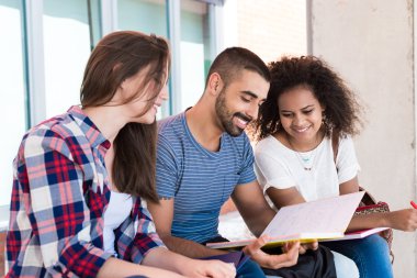 Öğrenciler notları paylaşma