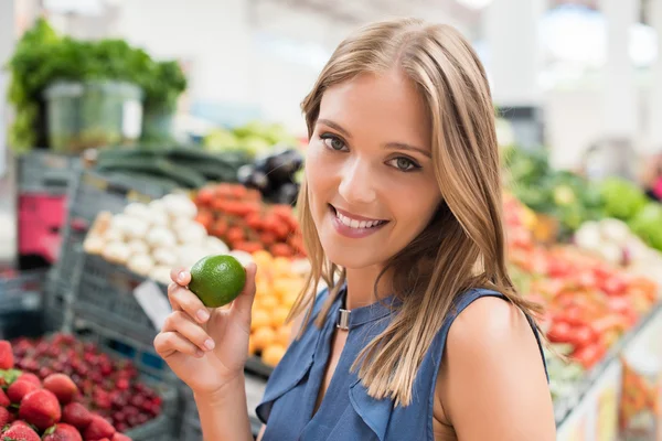 Kvinna shopping frukter — Stockfoto