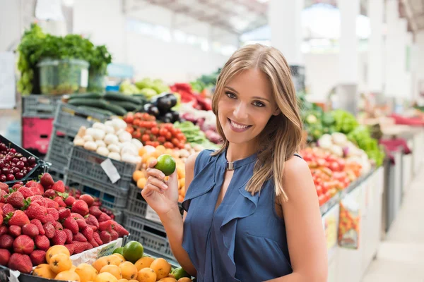 Donna shopping frutta — Foto Stock