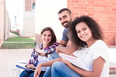 Grup öğrenci kampus içinde