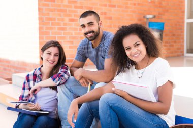 Grup öğrenci kampus içinde