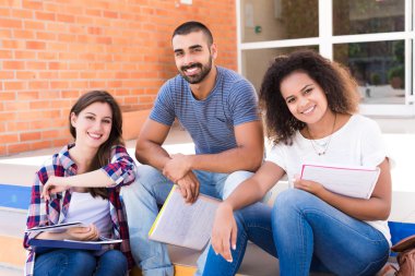 Grup öğrenci kampus içinde