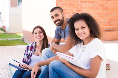 Grup öğrenci kampus içinde