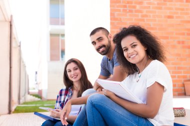 Grup öğrenci kampus içinde