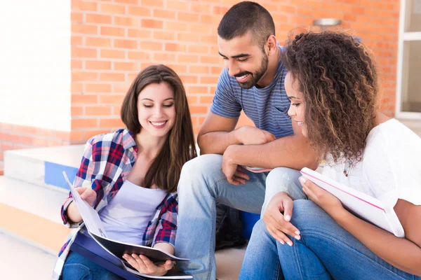 Grupp av studenter på Campus — Stockfoto