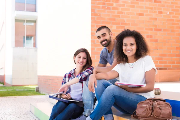 Grup öğrenci kampus içinde