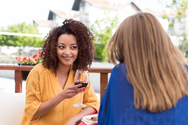 Multi-etnische vrienden bij bar's balkon — Stockfoto