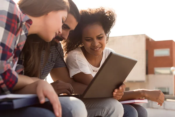 Estudantes com laptop no Campus — Fotografia de Stock