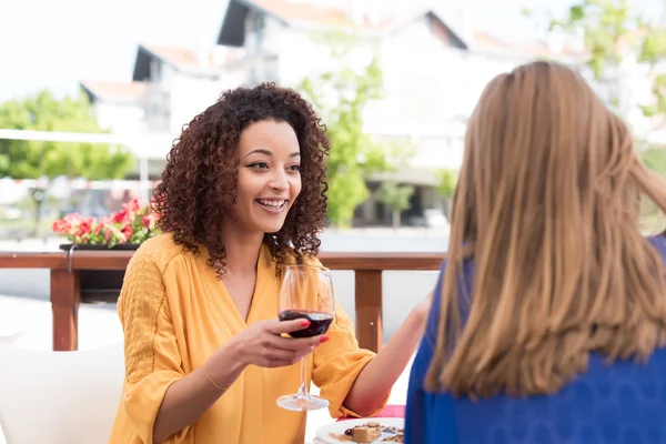 Des amis multiethniques sur le balcon du bar — Photo