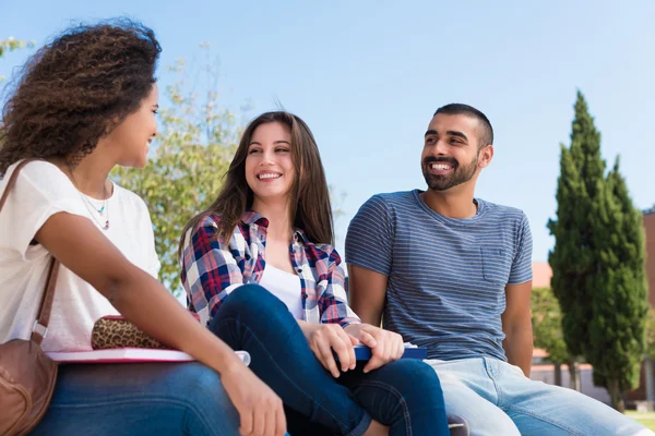 Studenti nel campus scolastico — Foto Stock