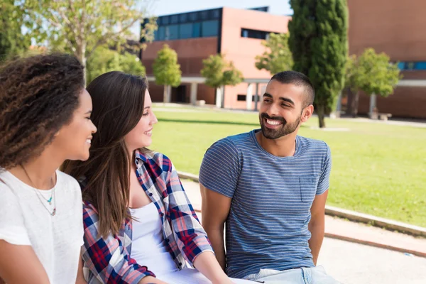 Studenten in de school campus — Stockfoto