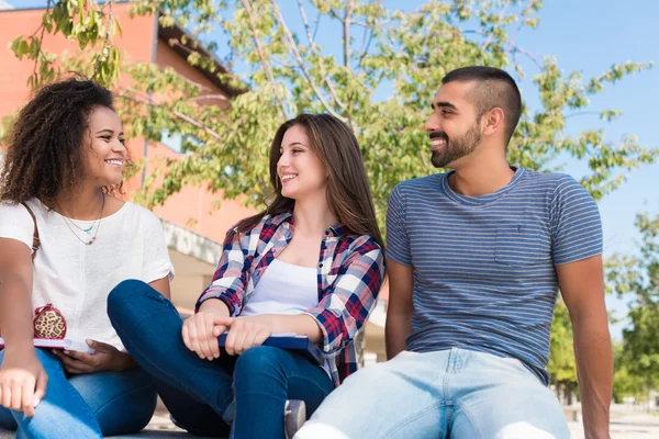 Studenti v areálu školy — Stock fotografie