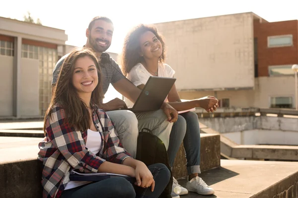 Studenter med laptop i Campus — Stockfoto