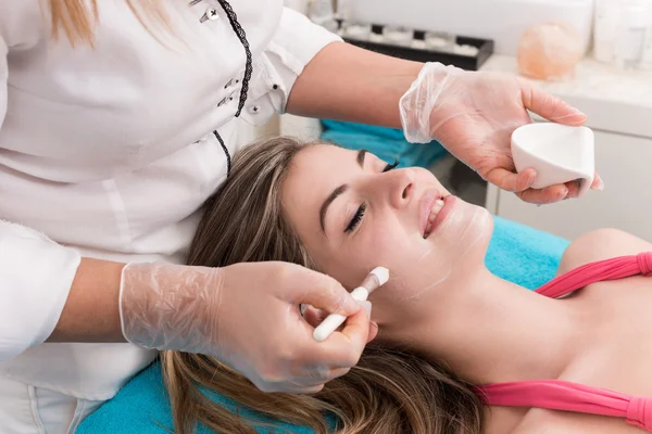 Mujer en salón de belleza — Foto de Stock