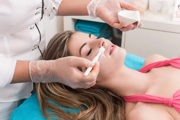 Mujer en salón de belleza — Foto de Stock