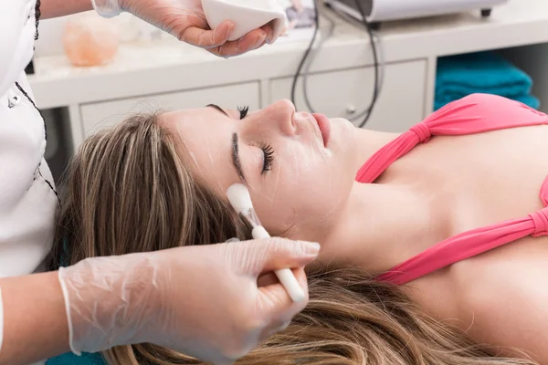 Femme dans le salon de beauté — Photo