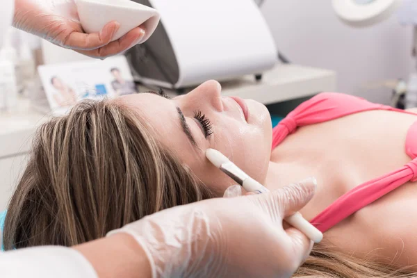 Mujer en salón de belleza — Foto de Stock