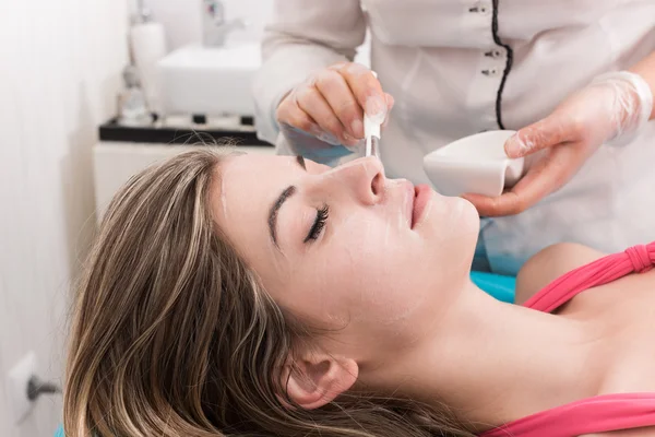 Femme dans le salon de beauté — Photo