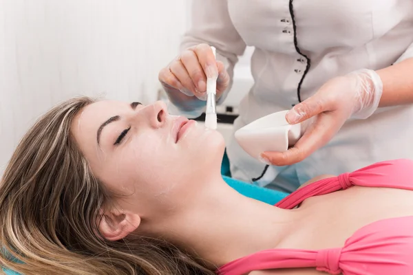 Woman in beauty salon — Stock Photo, Image